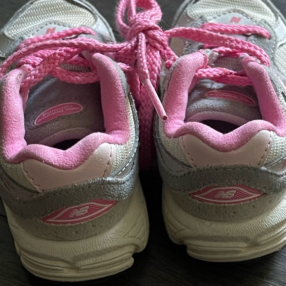 New Balance 2002R Kids Pink Grey Running Shoes Toddler Sneakers Lace Size 7 - Picture 3 of 4